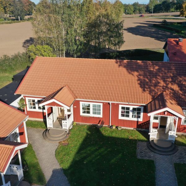 Röda hus och en svensk flagga i en hög flaggstång.